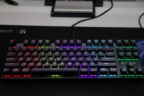 Quá rẻ. Hoàn thiện tốt trong tầm giá, ở ngoài đẹp hơn trên hình nhiều, miếng nhôm bên trên cứng cáp, rất chắc chắn, chỉ tiếc cái là led cố định dưới mỗi phím, ko phải led rgb có thể chỉnh được màu. Hãng nên đổi kiểu in chữ mặt sau, nhìn như kiểu bị lem ko đc đẹp. Hóng ra bản 104 phím