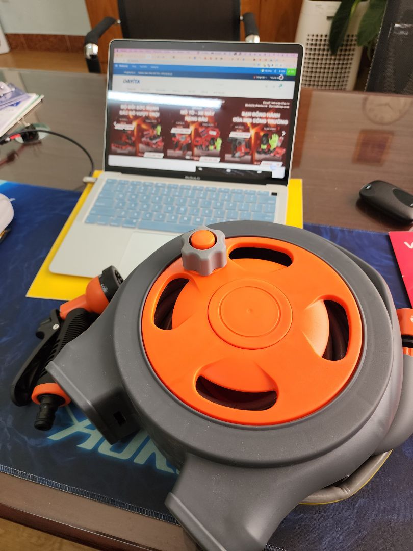 Sản phẩm giá rẻ nên chất lượng ống nhựa mềm ko cao, khớp nối ống và nối đầu phun ko chặt nên bị rò rỉ nước nên tôi phải mua đầu phun tốt gắn vào mới dùng được, có điều dùng bơm nước vào quạt hơi nước linh động nên vote 5s