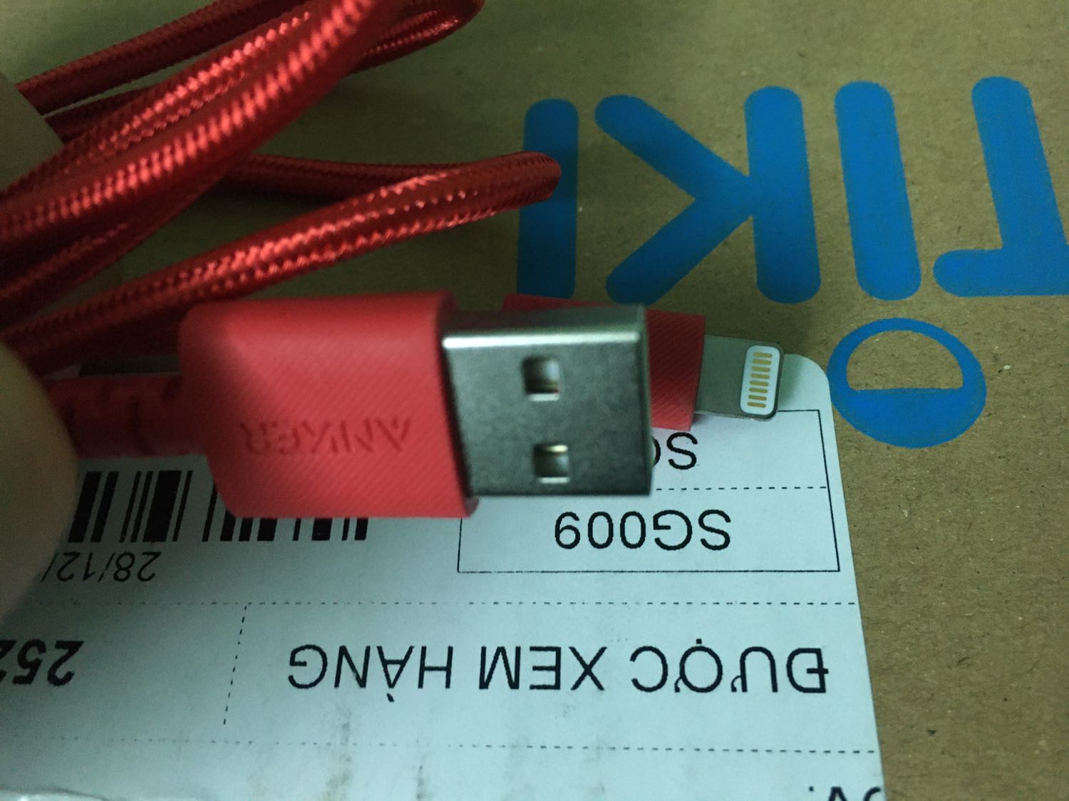 Đầu tiên, phải nói là Anh nhân viên giao hàng làm việc rất tốt. Mình ở xa không nhận được hàng vậy là Anh nhận luôn, thanh toán giúp mình rồi đợi vài ngày sau mình về giao hàng lại. (Rất đúng hẹn). 
Về sản phẩm: mới dùng nên chưa biết như thế nào, nhưng cảm thấy sản phẩm được bao bì cẩn thận, an toàn, kín. Dây sạc mới toanh không vết bụi. Lúc mua mình không để ý phần có sản phẩm khác đi kèm nên khui ra thấy một cái túi mini nhỏ xí xinh xinh thấy thích lắm. 
Tạm thời là vậy, đợi dùng thời gian xem sao. Mong là tốt như những sản phẩm trước từng mua. Đầu tiên, phải nói là Anh nhân viên giao hàng làm việc rất tốt. Mình ở xa không nhận được hàng vậy là Anh nhận luôn, thanh toán giúp mình rồi đợi vài ngày sau mình về giao hàng lại. (Rất đúng hẹn). 
Về sản phẩm: mới dùng nên chưa biết như thế nào, nhưng cảm thấy sản phẩm được bao bì cẩn thận, an toàn, kín. Dây sạc mới toanh không vết bụi. Lúc mua mình không để ý phần có sản phẩm khác đi kèm nên khui ra thấy một cái túi mini nhỏ xí xinh xinh thấy thích lắm. 
Tạm thời là vậy, đợi dùng thời gian xem sao. Mong là tốt như những sản phẩm trước từng mua.