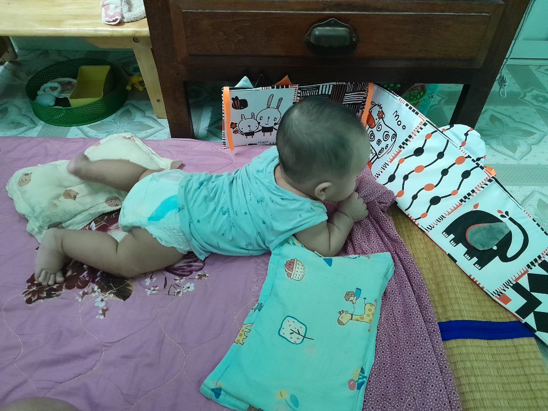 Sách dễ thương có âm thanh vui tai, em bé mê lắm, bà ngoại cũng vui với món sách đồ chơi này. Mà thích nhất là món này hàng Việt Nam, TỰ HÀO PROUDLY - MADE-IN-VIETNAM. Mong sẽ có nhiều món đồ chơi đồ dùng em bé do người Việt Nam sản xuất. Mua hàng nội địa cũng là bảo vệ và giữ gìn môi trường cho các con trong tương lai.