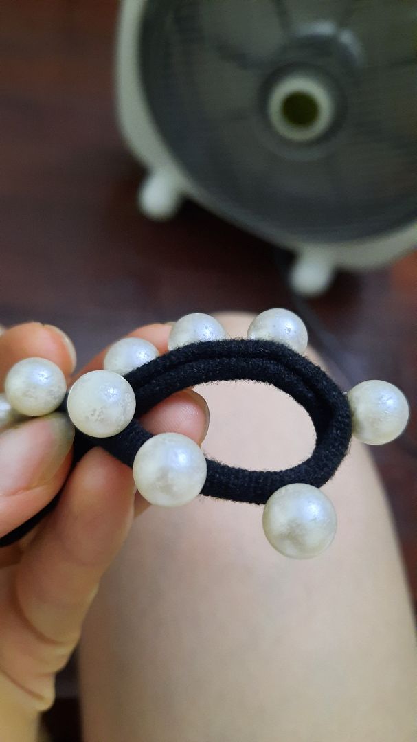 dây cột oki. nhưng hạt ngọc trai k đc bóng mịn như trc đây mình mua. nó kiểu loang lổ,bong tróc ý. nên nếu mua thì cân nhắc xem sao