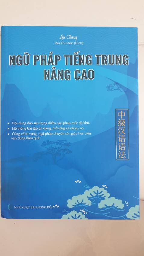 Sách được laoshi ký tặng nữa, mình nhìn sơ mục lục thấy khá chi tiết, đào sâu vào vấn đề, có hệ thống bài tập mở rộng. Giao hàng có hơi lâu do mình đặt trúng vào dịp nghỉ lễ, tuy nhiên sách vẫn đẹp do được quấn bóng khí cẩn thận.