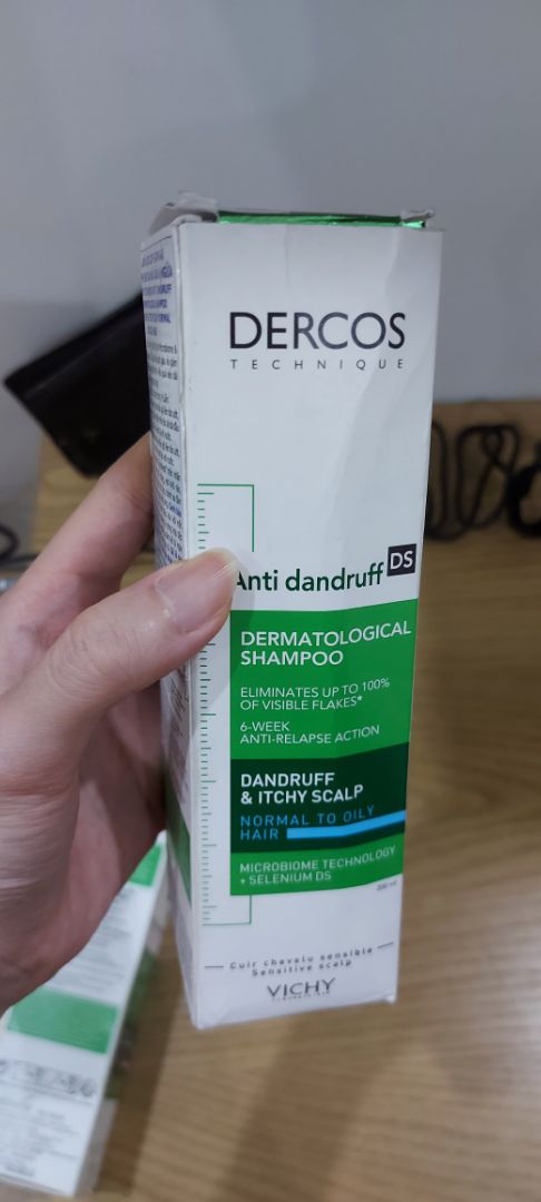 Mình đã dùng qua dầu gội của vichy, mượt tóc và sạch gàu, ko có gì để chê. Nhưng lần này khâu giao hàng của tiki thì quá là thất vọng. Đặt hàng 15 ngày mới nhận được, dù đã hết giãn cách, đóng gói thì xộc xệch, móp méo cả hộp ngoài lẫn hộp trong. Dầu gội thì giá đắt đỏ chứ có phải hàng bình dân đâu mà mở hộp ra thì thôi, sợ luôn, cũng ko chống sốc gì cả, như quăng mớ rau ngoài chợ. Từ nay cạch luôn tiki.