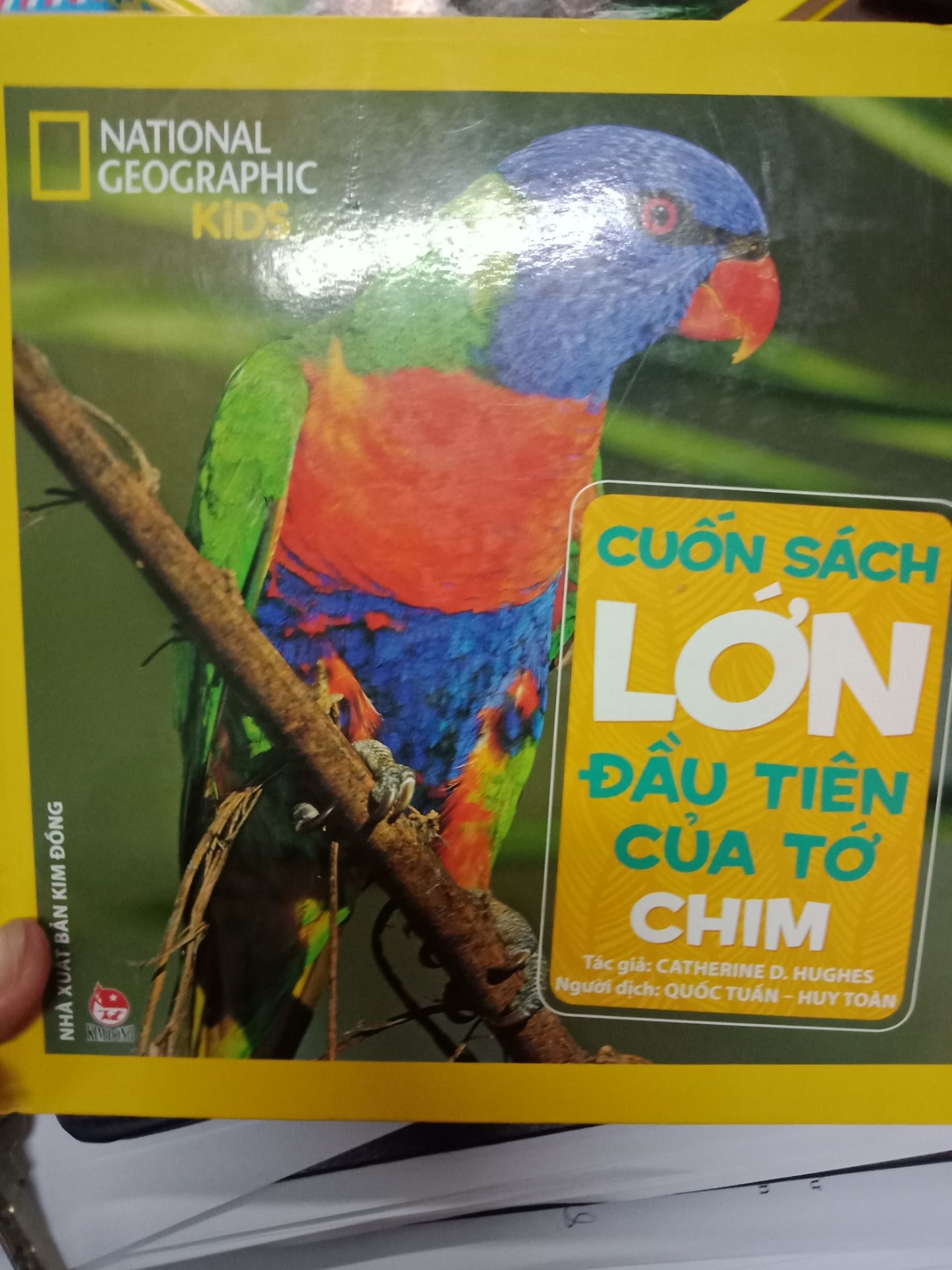 cầm cuốn sách trên tay là mê rồi đó mn. 
nhóc nhà mình rất thích, giấy bóng, chữ rõ, hình màu lại càng đẹp,bìa cứng.
nếu mom nào có ý định tặng quà sn cho các bạn nhỏ thì đây cũng là gợi ý hay nè. 
m mua 3 bộ rồi đấy ạ