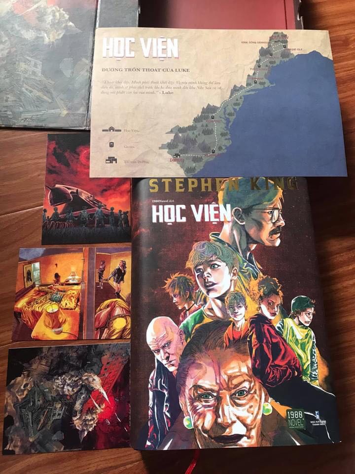 Đầu tiên lúc nhận được và mở box ra phải nói là đẹp. Nhưng nghe nói được tặng 3 postcard và 1 cái bản đồ học viện mà nhìn nó... hơi thất vọng. 
3 postcard thì bé còn bản đồ thì in màu chất giấy bình thường, dày hơn giấy in sách 1 tẹo tèo teo thôi, ko có gì đặc biệt.
Đặc biệt nhất có lẽ là bìa giả da màu đen bên trong bìa giấy với hàng chữ vàng in tên sách rất nổi.
Giấy bên trong thì khá mỏng, mình ko thích chất mỏng thế này nhưng truyện nó dày như thế (688 trang) mà làm giấy dày hơn thì hơi nặng so với tiểu thuyết nên tạm chấp nhận.
Trong truyện có 3 trang màu in gập, hình ảnh giống với 3 postcard. Lần đầu mở cái trang in màu gấp đó ra chỉ sợ rách trang giấy bên cạnh vì nó bị dính vào nhau, phải hết sức nhẹ nhàng cẩn thận.