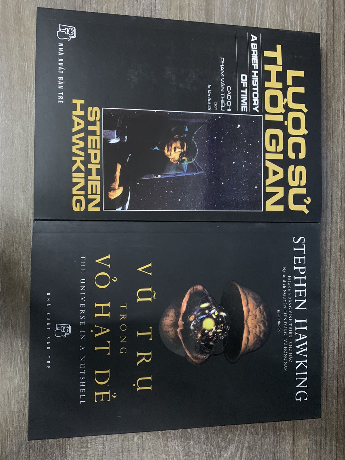 Sách mới tinh, tiki đóng gói cẩn thận giao hàng nhanh .
Mua combo 2 cuốn luôn …
Stephen Hawking là chuyên gia nổi tiếng về nghiên cứu vũ trụ chắc chắn cuốc sách sẽ cung cấp nhiều thông tin thú vị và bổ ích.