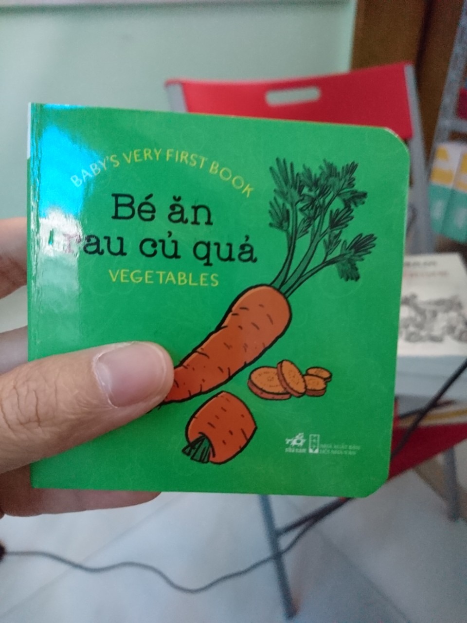 Sách nhỏ gọn cho thiếu nhi. Trang cũng cứng cáp không bị xé, rách bởi trẻ nhỏ. Mình hay đọc và cho con xem hình lúc con nhỏ hơn 1 tuổi.