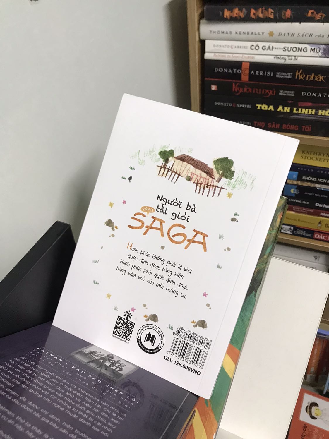 Bạn tôi nói; hay quá
Đồng nghiệp tôi nói, quá hay
Cộng đồng mạng nói; hay tuyệt
Mấy người lạ thấy tôi cầm sách, nhỏ nhẹ đồng tình; tuyệt hay
Tôi nói gì? Oh, sách hay hết nước chấm. 

Cuốn sách gồm 17 chương, là 17 câu chuyện ngắn kể về 8 năm tuổi thơ của nhân vật nam chính sống với bà ở một vùng quê. Chuyện nào cũng hay, ý nghĩa, thú vị, đề cao sự tử tế của con người với con người, đồng thời làm toát lên những  tâm hồn đẹp cùng suy nghĩ lạc quan yêu đời trước cuộc sống khó khăn.

Mình rất thích câu quote này, nó gần như là thông điệp của hầu hết các câu chuyện trong sách: “Lòng tốt, sự tử tế thực sự là khi ta không để ai nhận ra việc mình làm.”

Tiki giao sách siêu tốc đúng hẹn, sách mới toanh có màng co, đóng gói không có xốp chống sốc nhưng vẫn ok vì giao nội thành ở các thành phố lớn thì có thể đóng đơn giản hơn nhiều so với sách được đóng đi tỉnh.