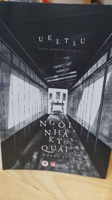 Không thấy án mạng, nạn nhân hay kẻ giết người một cách trực tiếp,  câu chuyện là một chuỗi các suy diễn một chiều về án mạng và các bí ẩn nhiều khi có vẻ phi logic và hoang đường. Ở  khía cạnh khác tất nhiên không thể đòi hỏi nhiều hơn ở tác phẩm này trong việc khắc họa chiều sâu nhân vật, hay truyền tải những thông điệp lên án hiện thực xã hội hay hướng đến các giá trị nhân văn.  
Là người sáng tạo nội dung trên nền tảng youtube nên cách viết và trình bày của tác giả được coi là những sáng tạo hết sức mới mẻ. Không phải là một tiểu thuyết trinh thám kinh dị  truyền thống đây là một tác phẩm với motip khác lạ mang tính giải trí cao dành cho bạn đọc thế hệ mới.