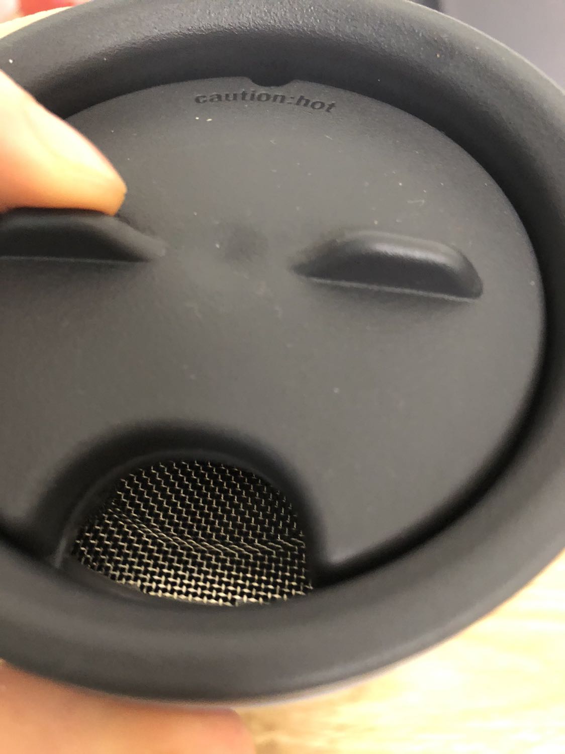 Chất lượng tốt, giữ nhiệt ổn, có lưới lọc trà mình rất thích vì mình dùng để pha trà uống buổi tối. Nắp ly thì không chống rỉ nước đâu nên bạn nào hay mang đi lại nhiều thì nên mua loại bình có nắp chống rò, còn loại này thiết kế để dùng tại chỗ giống như cái ly nên với mình oke lắm. Màu xanh cũng đẹp.