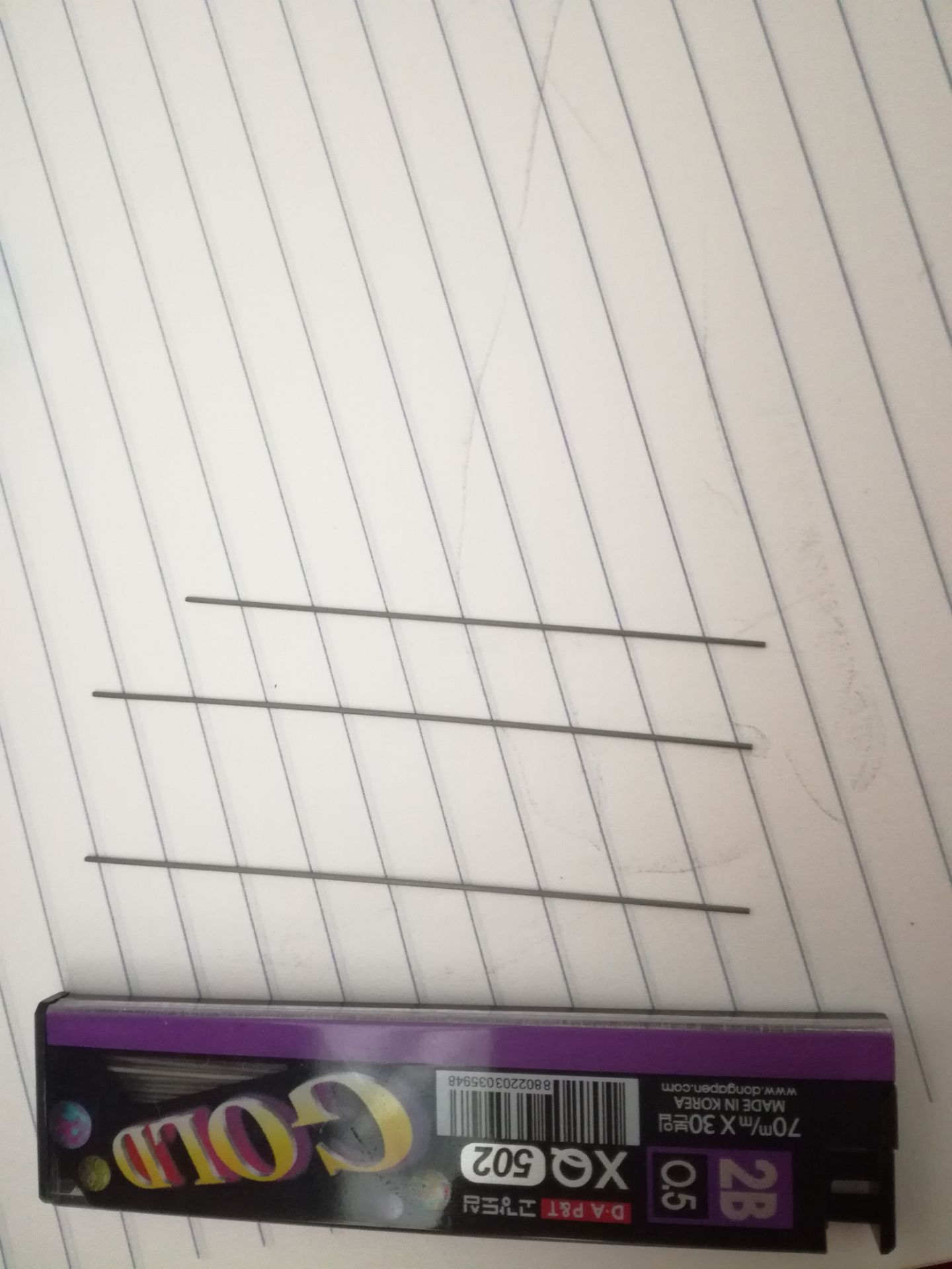 đẹp tuyệt, cầm chắc tay, ghi kèm với nòng xịn thì dù 0.5 cũng ghi rất đã, không thua gì 0.7. nhưng có lưu í là các bạn đừng mua kèm với nòng gold hay nòng gì dài hơn 65mm. khoảng bên trong bút thì đựng nhiều nòng thật, nhưng chỉ vừa đủ cho nòng ở độ dài đó, còn không sẽ vướng tẩy. để bên trong bị ướt hay dốc không thẳng thì nòng rất khó có thể lọt xuống. cơ chế bấm ở thân nó bất tiện vậy, còn khi dùng thì rất đã đẹp tuyệt, cầm chắc tay, ghi kèm với nòng xịn thì dù 0.5 cũng ghi rất đã, không thua gì 0.7. nhưng có lưu í là các bạn đừng mua kèm với nòng gold hay nòng gì dài hơn 65mm. khoảng bên trong bút thì đựng nhiều nòng thật, nhưng chỉ vừa đủ cho nòng ở độ dài đó, còn không sẽ vướng tẩy. để bên trong bị ướt hay dốc không thẳng thì nòng rất khó có thể lọt xuống. cơ chế bấm ở thân nó bất tiện vậy, còn khi dùng thì rất đã