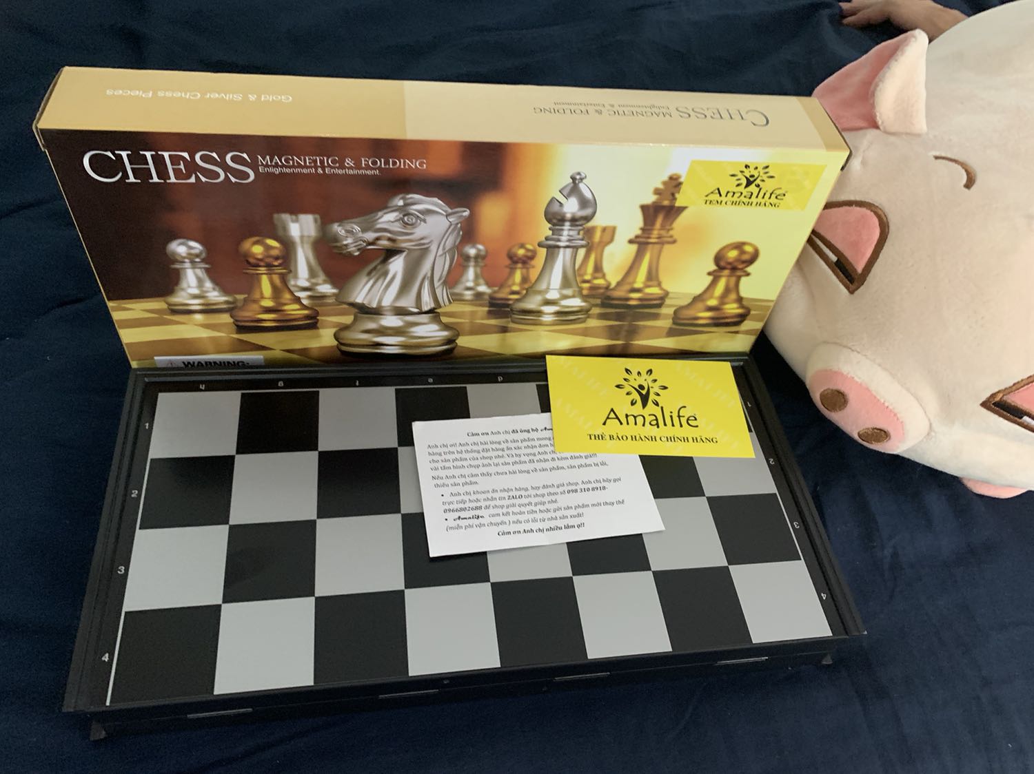 sản phẩm xuất sắc lắm ạ. Mình vừa đặt là tikinow giao chưa tới 2 tiếng đã nhận được rồi.
Mở ra cực kì háo hức và hài lòng, quân cờ khá là tinh xảo so với mức giá, nam châm hút tưởng nhẹ nhưng mà rất chắc chắn luôn. Lật tới lật lui cũng ko bị rớt ra. 
Highly recommend mng nha❤️