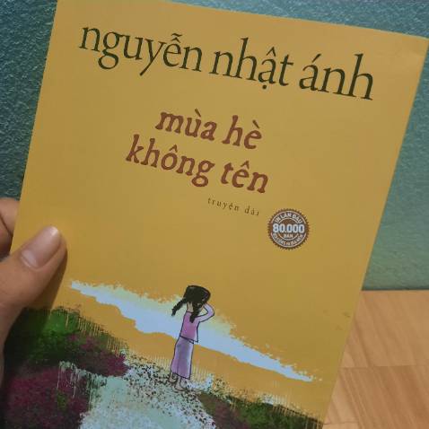 Sau 2 ngày toàn tâm toàn ý để đọc hết quyển sách, ký ức tuổi thơ vừa vui vừa buồn lại trỗi dậy như mới vừa hôm qua.
Dấy lên trong lòng tôi sự biết ơn vì tôi vẫn đang sống ở hiện tại, nơi những người tôi yêu thương họ vẫn còn sống, gieo giắc nhiều niềm hi vọng trong tim tôi. Rằng tôi có thể làm điều gì tốt nhất cho họ bây giờ?