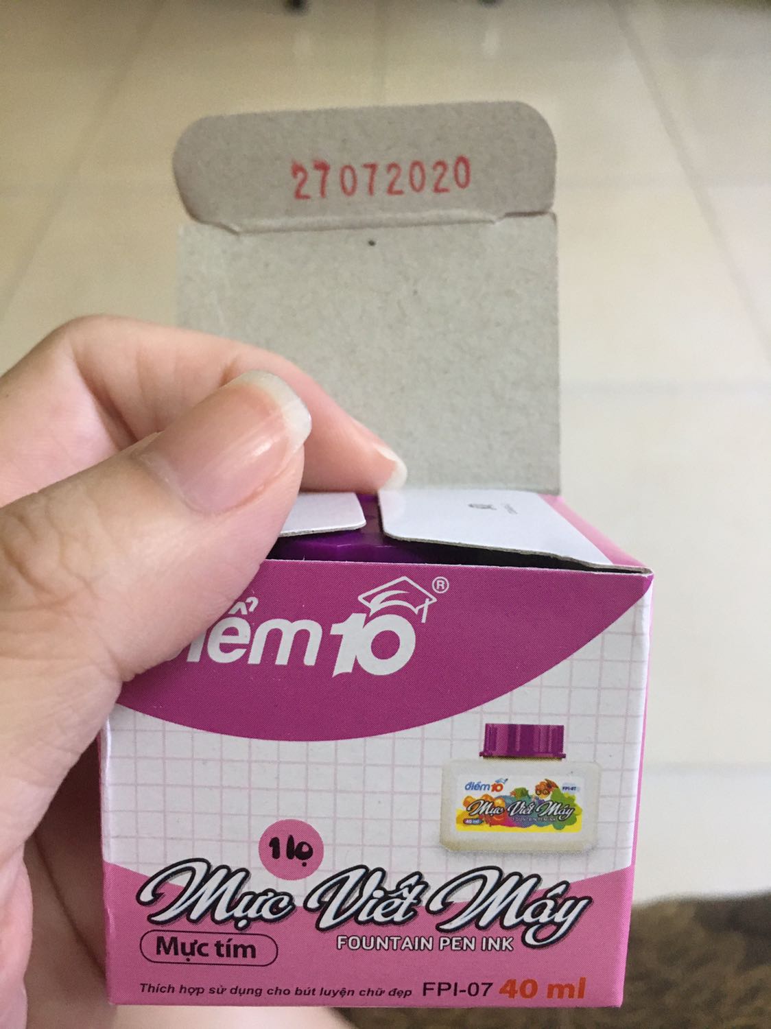 Hàng giao lâu cực kỳ, mình phải chủ động vào chat với shop để nhắc giao hàng, đóng gói cẩu thả, móp mép. Mình đã mua hàng của tiki rất nhiều lần nhưng tất cả những đơn hàng giao sau 1/10 đều chung tình trạng như vậy, tiki nên cải thiện việc đóng gói hàng hoá. Cảm giác thiếu tôn trọng khách hàng khi nhận gói đồ móp mép xộc xệch, bị vênh góc và rách như vậy.