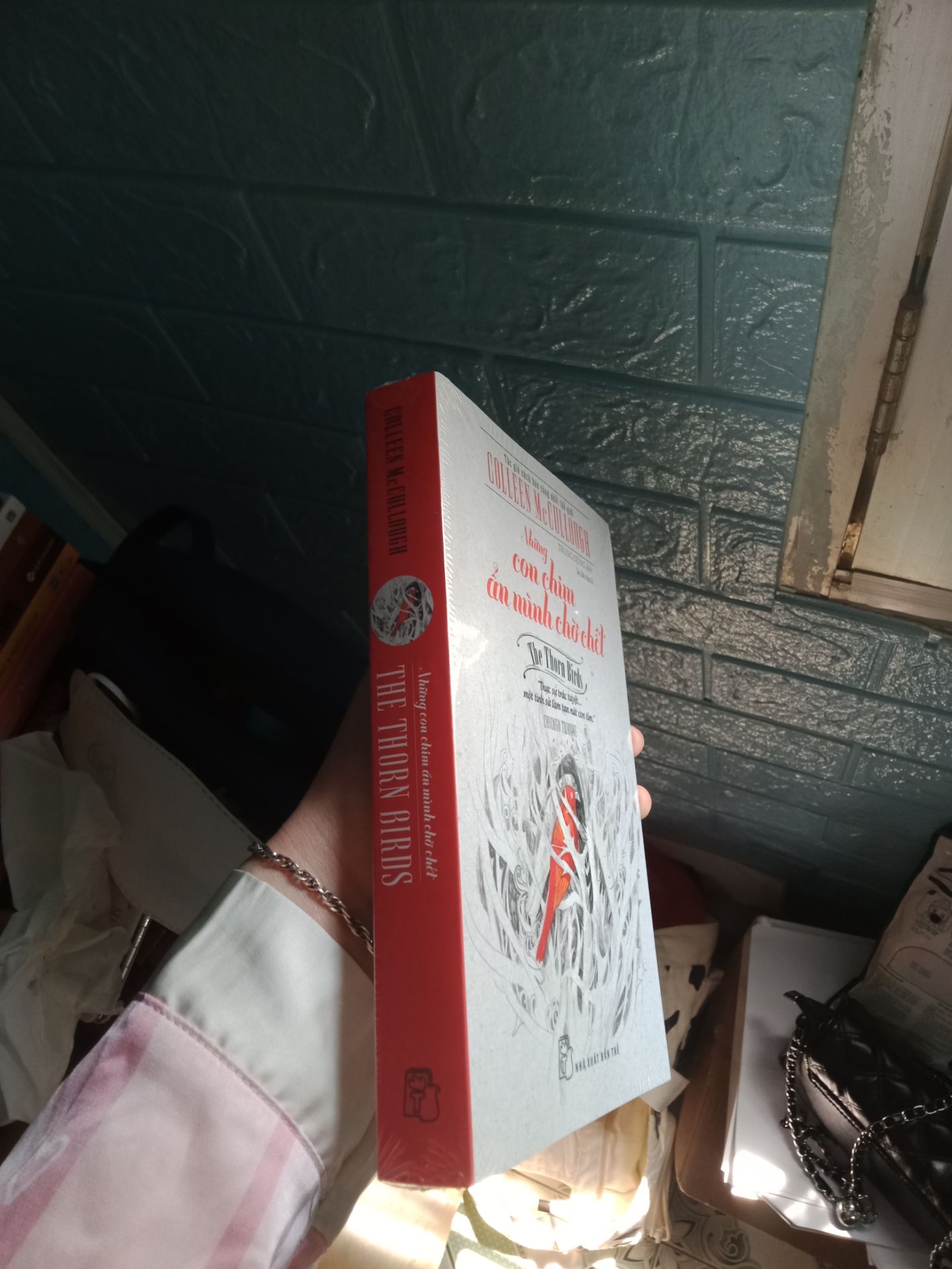 Nội thành HN nên tiki giao siêu nhanh, sách còn mới tinh, nguyên seal ạ. tác phẩm này mình nghe review nhiều nhưng chưa đọc, nay quyết định mua để đọc và cảm nhận xem tại sao mn lại thích như thế.