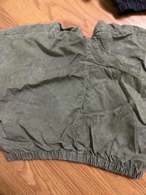 Hàng mua ko đúng hình. Chất liệu vải cũng ko đồng nhất giữa các quần. 1 chiêc màu nâu bị ra màu rất ghê làm nhem hết lên những chiếc màu sáng ( mới ngâm nước đã đen)