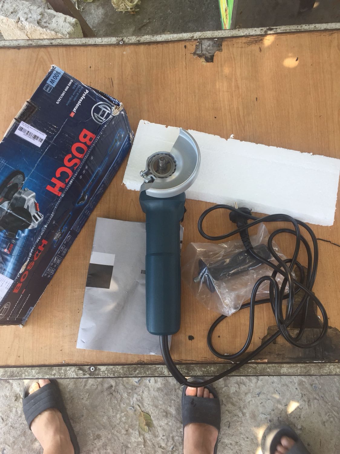 Mình vừa nhận hàng từ shiper. Đã đặt ship cod nhưng bạn shiper không đồng ý cho kiểm tra hàng trước khi trả tiền. Khi mình thanh toán xong mở hộp kiểm tra thì chỉ có máy. Miếng bảo vệ và tay cầm phụ, không thấy bộ bắt đá mài và tay siết, phiếu bảo hành . Bây giờ mình phải làm sao để lấy đủ phụ kiện đây shop ơi.