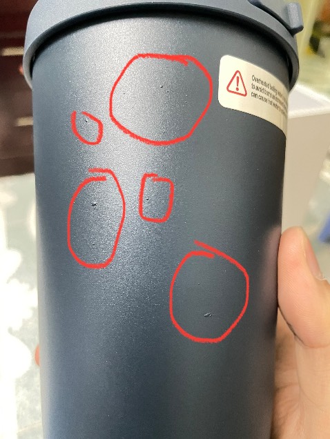 Mua lần thứ 2, giữ lạnh cũng tầm được hơn 12 tiếng, cái nắp sau 1 thời gian sử dụng sẽ không còn tự bật lên được nữa mà phải bấm nút rồi mở thủ công, nhưng lần này sản phầm bị lỗi lúc phun hơn hay sao mà tạo thành chấm nhỏ li ti trên thân ly hơi xấu 😭