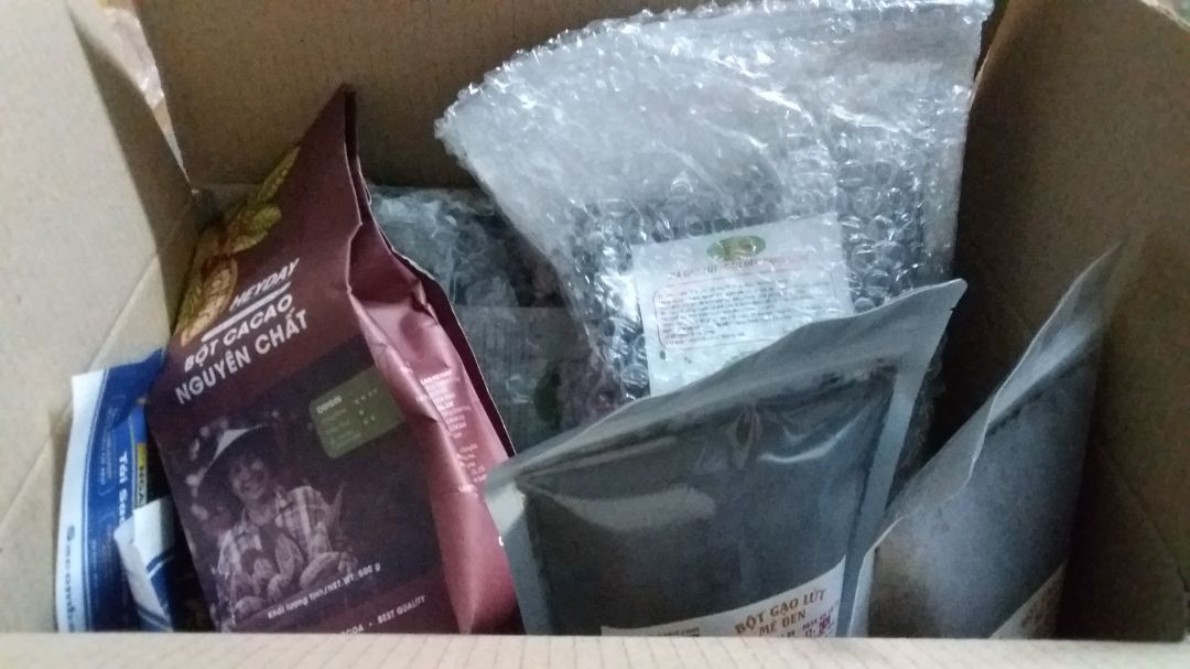 Ca cao pha uống nóng thơm, đắng vừa đủ ko gắt, vị ngậy đậm đà đặc trưng của ca cao. Nếu ai thích ngọt thì pha thêm chút sữa đặc sẽ rất ngon. Trừ 1 sao cho khâu đóng gói  túi ca cao ko được cẩn thận. Túi cacao bằng giấy mà Tiki để dưới cùng, những hàng khác đè lên làm móp, khiến túi bị hằn nếp, rất may là chưa bị rách. Góp ý Tiki nên đóng gói những sp thực phẩm bằng túi  giấy cẩn thận hơn.