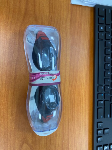 Kính cận đeo vô nhìn rõ, gói hàng k có hộp giấy nên hơi sơ sài, mới đầu điều chỉnh dây hơi khó nhưng sau đó thì cũng làm đc, ok