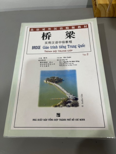 Tưởng k có CD sẽ có file audio nhưng cũng k có, sách đẹp mới, giao nhanh kịp giờ học