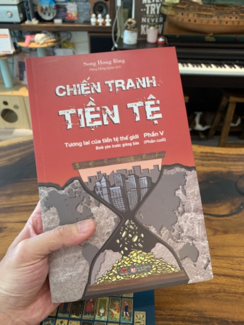 Sách nhận rất mới và đẹp. Đây là cuốn dày và nặng nhất trong bộ 5 cuốn Chiến Tranh Tiền Tệ. Cuốn nào cũng hay và lôi cuốn. Tác giả thực sự quá uyên bác, khi có thể thâu tóm toàn bộ thế kỉ kinh tế tiền tệ trong 5 cuốn sách trãi dài từ phương Đông tới phương Tây, sau cùng là trỏ về Trung Quốc. Qua đó mới thấy TQ là quốc gia duy nhất cho tới hiện thời có thể độc lập với nền tài chính thế giới, ko lệ thuộc vào đô la và vững bước đi lên, và tạo ra một sức cuốn kinh tế đối trọng với cả đế chế Mỹ.