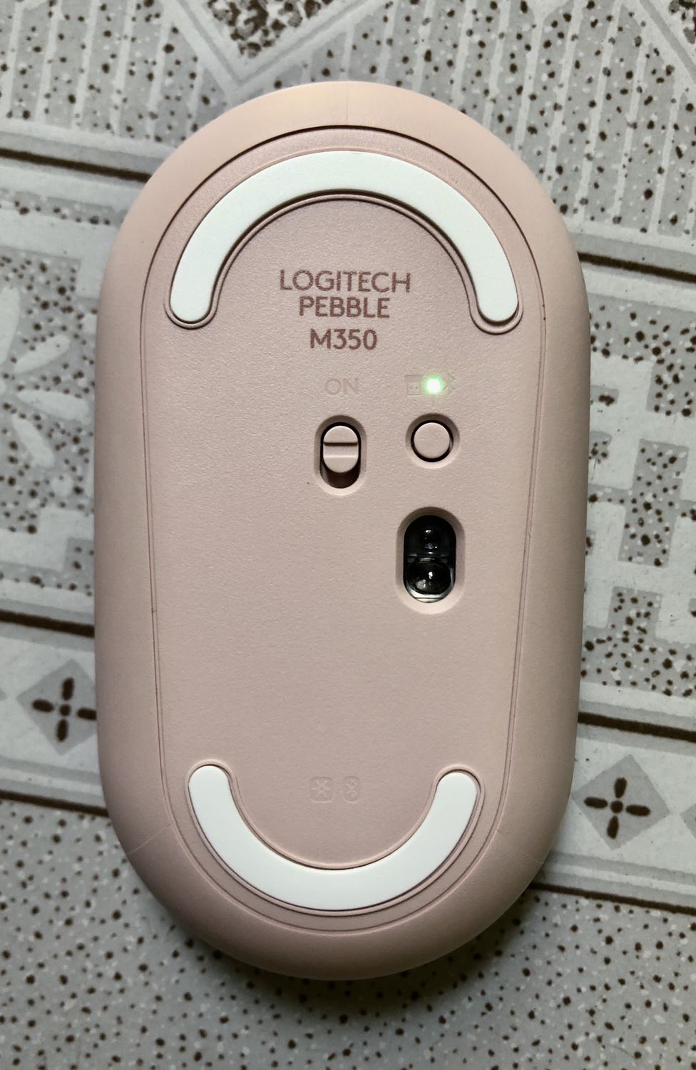 Chuột đẹp (nhưng dễ dơ), cầm lâu không mỏi tay; thân chắc chắn, bấm bên trái phải đều chắc tay. Click chuột gần như ko tiếng động, kết nối Bluetooth hoặc qua cổng cắm với laptop đều dễ, nhanh. Đèn xanh lá là kết nối cổng cắm, nhấn nút đổi qua màu xanh dương là chuyển sang kết nối Bluetooth. Mới xài mấy ngày nhưng thấy hài lòng, chưa gặp trục trặc gì. Đóng gói cẩn thận, giao hàng nhanh