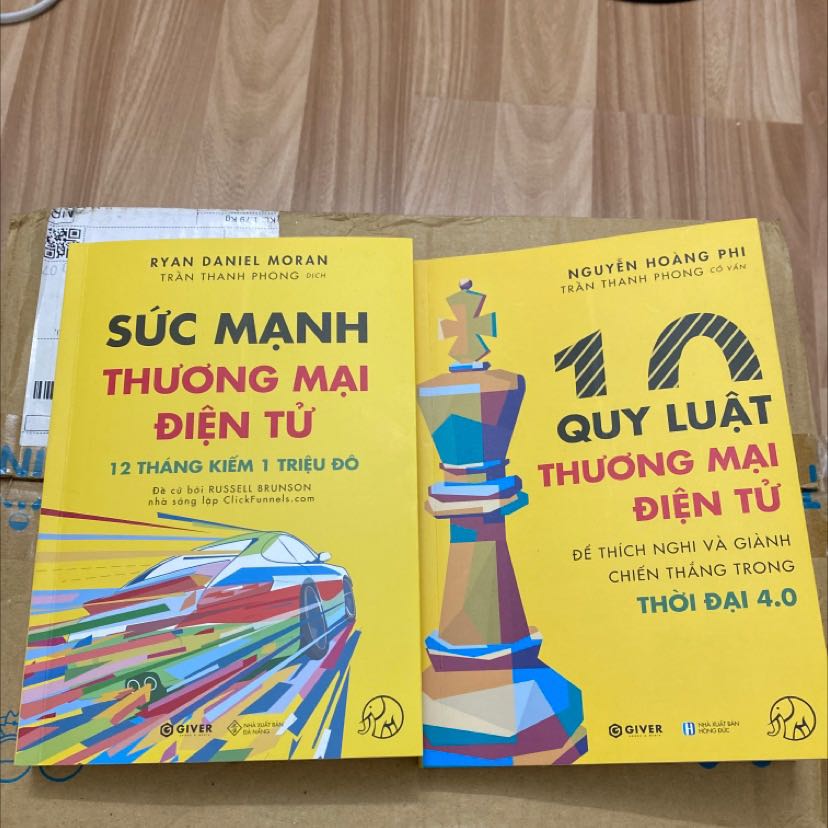 Sách hay đáng đọc nha mọi người, dành cho các bạn chưa có động lực để làm TMĐT hoặc đang làm nhưng bị nản chí bỏ giữa chừng. Sách viết về một lộ trình 12 tháng để trở thành triệu phú cùng TMĐT, tác giả là người thật việc thật nên rất thực tế và có hệ thống. Cảm ơn anh Phong và ê kíp đã mang đến cho độc giả cuốn sách giá trị này.