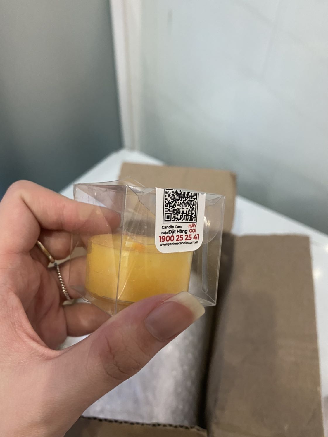 Mùi này mình ưng nhất trong tất cả các mùi, dịch nên giao hàng hơi nhậm nhưng hàng đến nơi sau gần 1 tháng lạc trôi là mừng hết lớn. Đóng gói cẩn thận. Mua deal được tặng thêm 1 nến nhưng nhỏ rí ri nha bà con ;)))