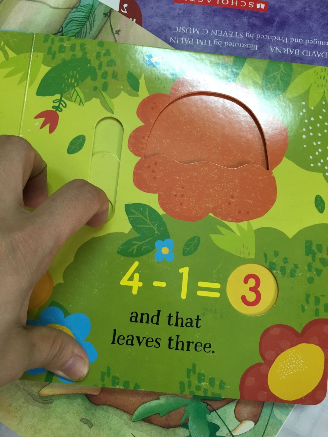 Niềm vui được biết thêm nhiều điều bổ ích thú vị từ sách cho các con!