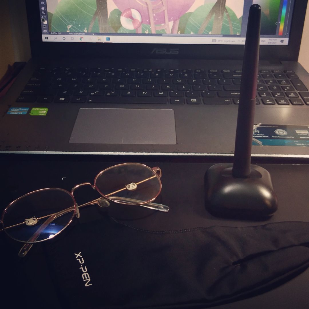 Bảng vẽ chính hãng, có phiếu bảo hành đầy đủ. Tưởng ko to mà to ko tưởng 😂. Bề mặt dễ dính bẩn nhưng vẽ nhiều vẫn ko bị hằn nét. Dù to nhưng mỏng nhẹ. Bút cầm rất đã tay. Nói chung rất ok so vs giá tiền. Ko biết dùng có lâu như wacom ko nhưng hiện tại thì trải nghiệm rất tốt. Đáng  thử nha mn ❤