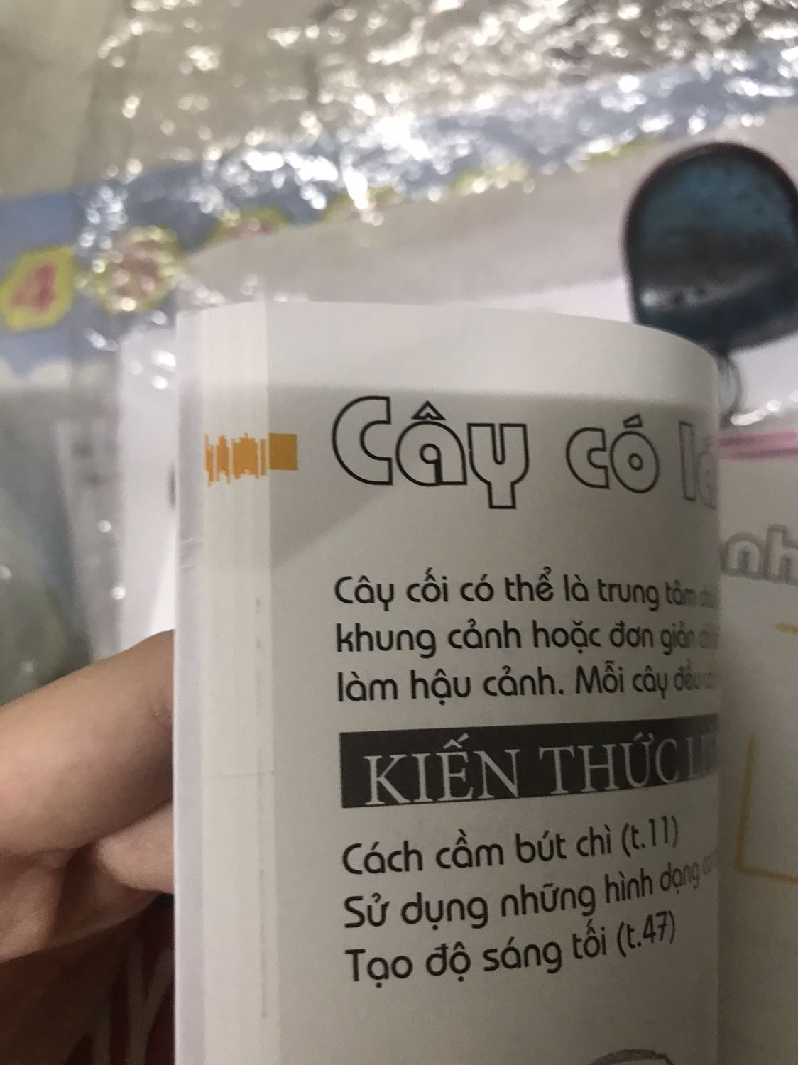 Sách khổ to, đẹp, nội dung thì chưa đọc nhưng đọc review thấy cũng khá ổn. Cơ mà mép sách bị vầy khiến mình khá bực ạ