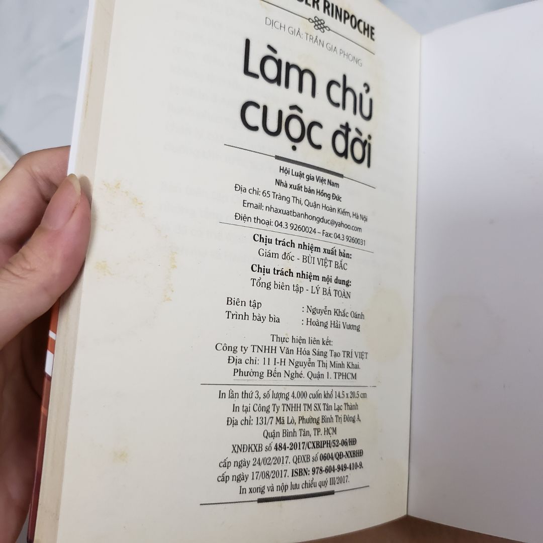 giao hàng nhanh nhưng sách thật sự quá cũ, mặc dù mình đã cố lau sạch bên ngoài nhưng còn vết ố vàng trang giấy thì rất nhiều