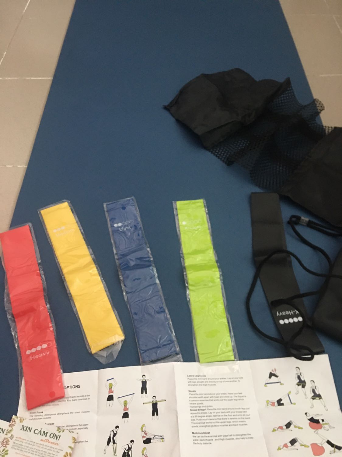 Hàng đẹp , ko bị mùi cao su như các bình luận của những người mua trước. Tuy nhiên, thảm bị cấn góc nhăn nhúm như hình chắc là do khâu vận chuyển. 
Shop vui lòng cải thiện khâu đóng gói vận chuyển để sp đến tay người mua dc hoàn thiện hơn
Đáng lẽ cho 4 sao vì bên vận chuyển của Tiki lôm côm quá, nhưng thế thì tội cho shop. Nên cho 5 sao, mong shop góp ý cho Tiki về shipper vận đơn đúng hẹn dùm