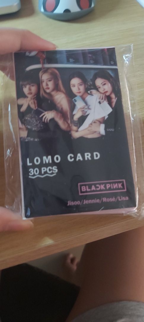 rất đẹp và có nhiều tấm Jisoo Jen thì chỉ 4 Rosé thì 6 Lisa thì 7 còn cả nhóm thì 4