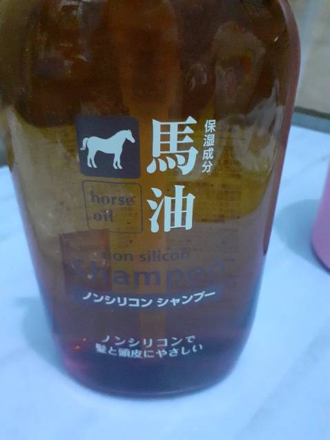 Dầu gội không quá nhiều hương liệu. Hương thoang thoảng mình rất thích. Gội đầu tóc cũng mượt. Không bị khô rối. Lại không ngứa nữa nha mọi người. Mình gội hơn 3 hôm vẫn chưa thấy ngứa. Nói chung dầu gội hơi đắt hơn 1 số loại dầu gội mình dùng trước đây nhưng mà đúng là chất lượng như mong đợi luôn. Hết sẽ mua nữa ạ.