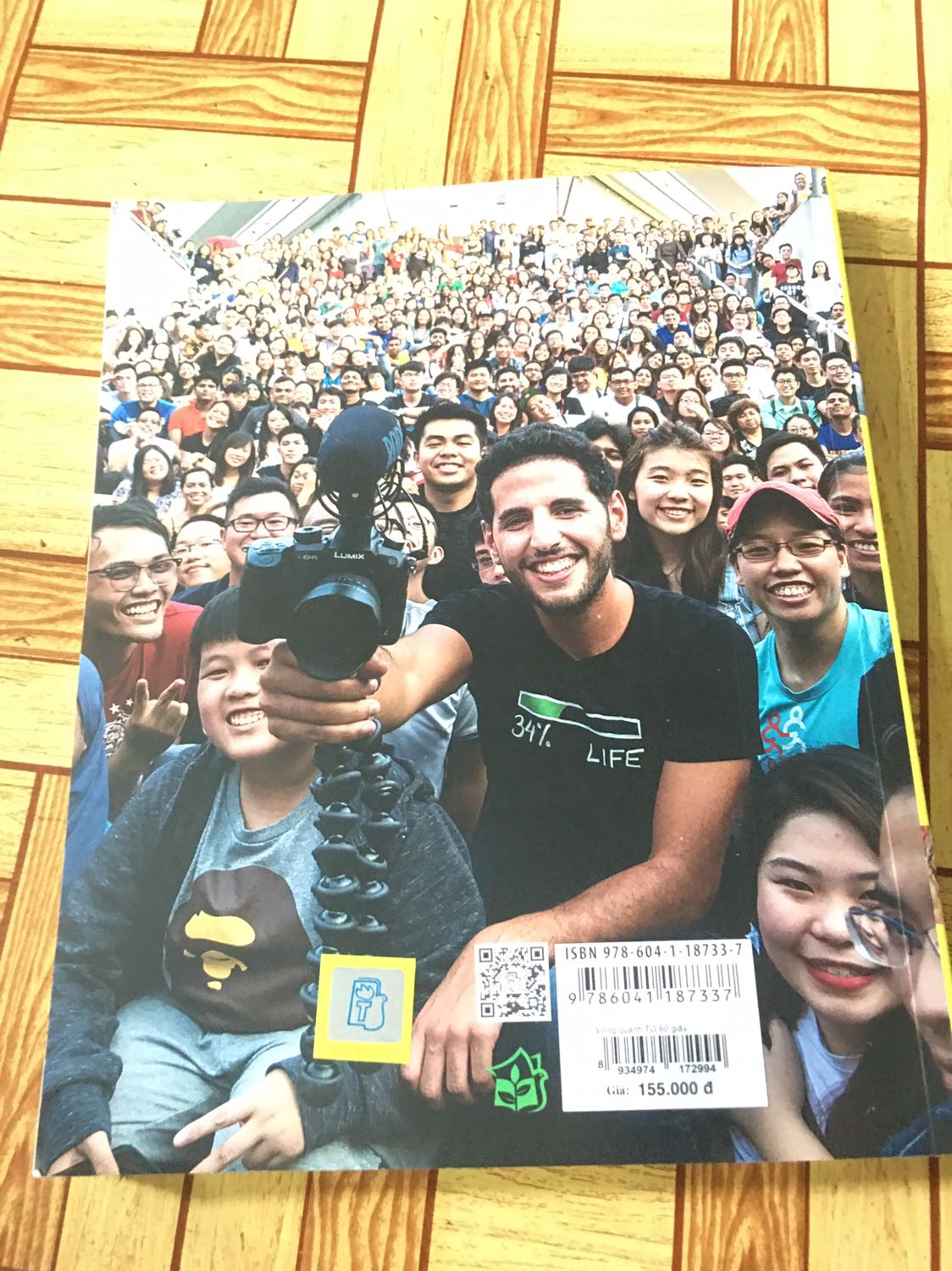 Ổn nhưng mình hơi thất vọng vì chất lượng không tốt: giấy thì i như giấy báo, ảnh màu được mấy trang đầu công lại thì không, ship siêu lâu mình biết là đang dịch nên khó để ship nhưng mất đến tận hơn 2 tháng thế này thì :((((( (mình không nói đến nội dung vì mình chưa đọc :))))))