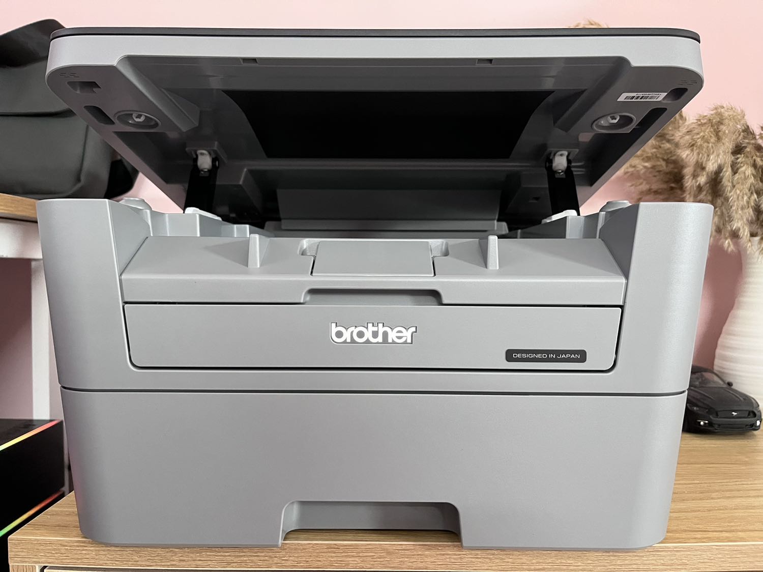 Máy thiết kế đẹp, gọn, mực in sắc nét, khi in hơi ồn xíu, phù hợp với văn phòng nhỏ hoặc làm việc tại nhà. Chỉ tiếc là lúc đặt thấy để tặng ram giấy a4 nhưng lên đơn ko có. Còn lại ok.