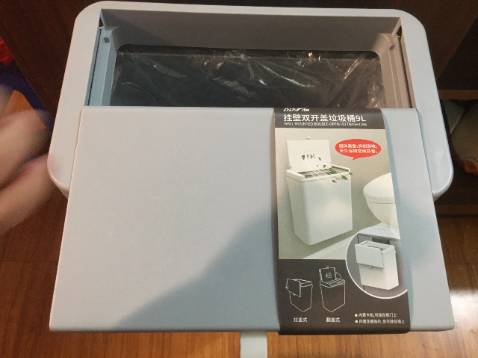 Mình mua màu xanh xám nhìn bên ngoài đẹp lắm, mà chụp ảnh nó lại như màu trắng hê hê. Thiết kế tinh tế sang trọng, thùng to để thoải mái luôn, có 2 cách mở nắp tiện dụng. À có 1 phần đặc biệt mà mình thấy rất thích là có phần thiết kế để túi ngăn mùi của rác, giảm tối đa mùi hôi của rác luôn! Perfect