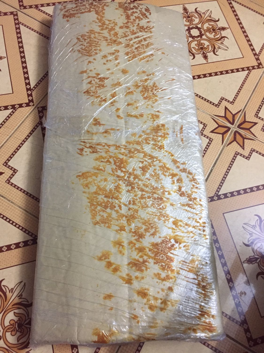 Quá thất vọng với cách làm việc của tiki, không biết đây là lỗi của shop bán hàng hay tiki nhưng bán hàng như vầy chẳng khác nào *** đảo! Hàng mỏng như giấy dán , mỏng hơn loại 3mm mình đã mua! Các bạn có thể thấy đây là hình ảnh tôi đã mua, số 1 là tôi mua ở shoppee , còn 2,3,4 là mua ở tiki, chất lượng càng về sau càng tệ, gói hàng thì dơ k thể tả, giao hàng thì bị rách 1 tấm, lần trước yêu cầu đổi hàng thì tới nay k thấy ai liên lạc, bây giờ tôi muốn trả hàng mong tiki giải quyết sớm cho tôi!