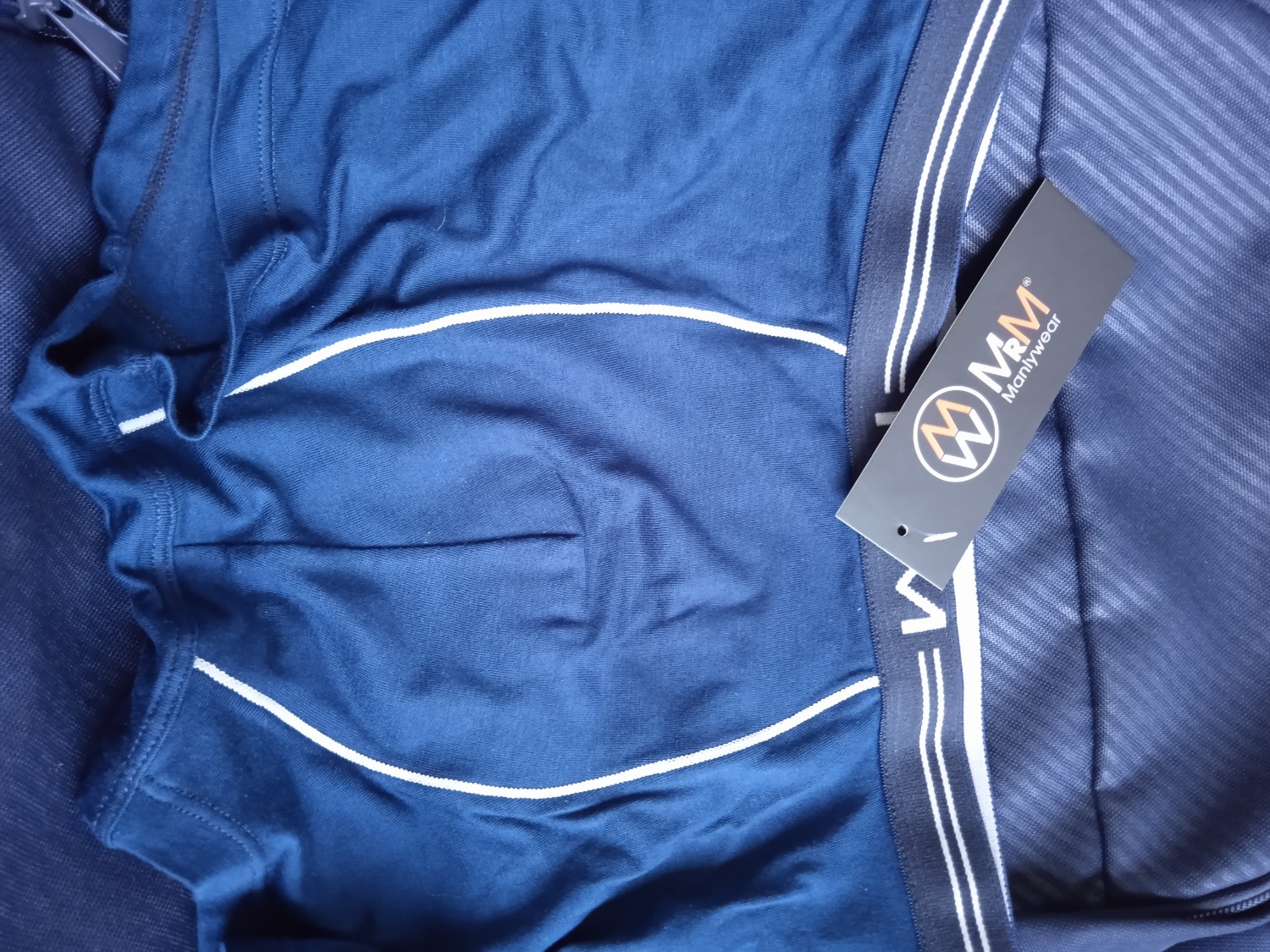 Trải nghiệm ban đầu cực kì tốt.
Đặt hàng tiki 2h giao nhanh, hộp tiki đóng gói đẹp cực kì cẩn thận, bên trong hộp tiki là hộp 4 quần của shop, thông tin chi tiết logo thương hiệu sp,địa chỉ web đầy đủ chi tiết.
Sp giao đúng 4 màu, 4 size, Sp như mô tả.
Quần chính hãng,tiền nào của nấy, chất lượng tốt giá tiền chưa đến 70k/chiếc theo set 4 quần, thậm chí rẻ hơn cả ngoài shop offline mà chất lượng còn tốt hơn.
Vải Bamboo sờ rất mềm mịn, mát ,co giãn thoải mái nhưng độ bền thì chưa biết.
mặc 1 thời gian xem có bị bai zão không. 
Cảm quan ban đầu thấy đáng tiền, chấp nhận được....