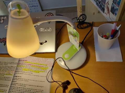 Đèn thiết kế đẹp, được đóng gói chắc chắn. Ánh sáng vàng dễ chịu bảo vệ mắt. Hài lòng.