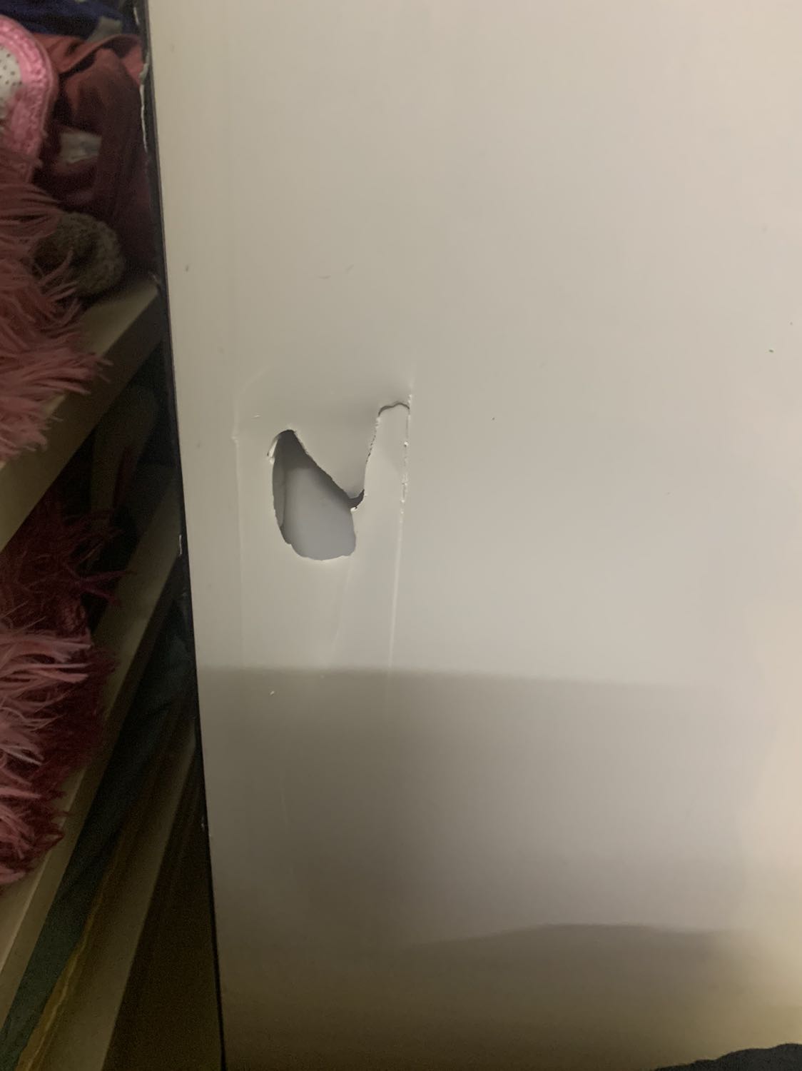 Tủ giao trễ hơn dự kiến 6 ngày, shop online mà nhắn tin hoài không trả lời. Mình đã báo huỷ đơn với Tiki nhưng không hiểu sao hôm nay Tiki vẫn giao, mình nghĩ thôi kệ nhận cũng được. Vì bên vận chuyển không khiêng lên tầng 1 được, nên có báo sẽ hẹn bên bán tới tháo lắp và mình phải trả phí 150k cho họ. Lúc sau, mình nhờ được người nhà chuyển tủ lên mà mới đụng xíu bị móp vỡ mấy chỗ, cánh tủ thì hơi kênh lệch, so với giá bỏ ra không đáng.