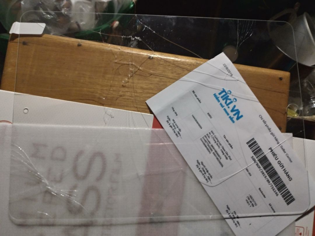 Lau ipad sạch sẽ, cẩn thận tháo để dán. Thì kính đã vỡ. Thất vọng vô cùng tiki. Nhìn cái bọc kính kiểu đó, giao hàng nén ko vỡ mới là ơn trời. Đặt hàng thì thật lâu tiki mới xác nhận đơn. Giá trị hàng ko đáng bao nhiêu nhưng là uy tín của cty. Việc nhỏ nhưng lại làm mất thời gian cả 2 bên. Mua hàng online để tiết kiệm thời gian. Rút cuộc là bực mình, tốn thời gian, trả tiền cho nón hàng không dùng được. Đã gọi tiki. Chắc phải rất lâu tiki mới giải quyết.