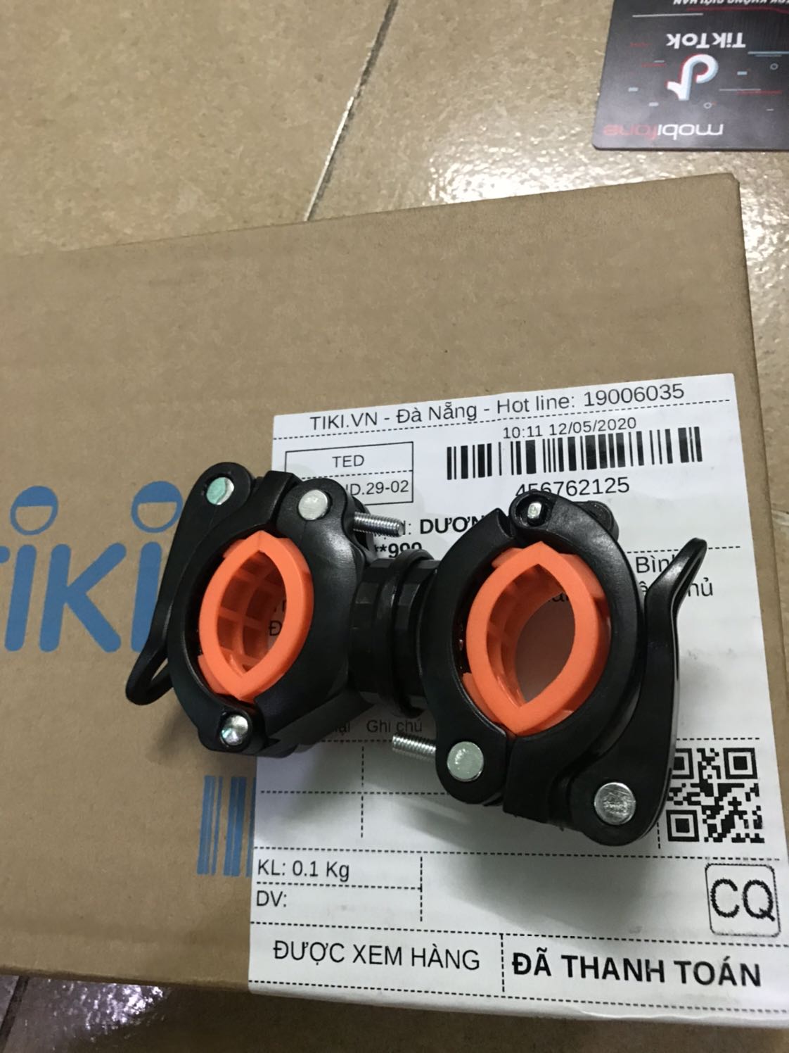 Hình ảnh quảng cáo, câu chữ quảng cáo không đúng sự thật.   

Câu chữ quảng cáo gây nhầm lẫn có chủ đích. Tem dán trên bao bì ghi rõ "Chân Đế Gắn Kẹp" nhưng lại quảng cáo kèm hình ảnh "Chân Đế Gắn Đèn Pin Và Đèn Pha" nên được hiểu hàng bao gồm chân đế + đèn. 

Thực tế chỉ có chân đế. Không đúng nhu cầu, yêu cầu trả hàng. Đánh giá 1* (1 sao)