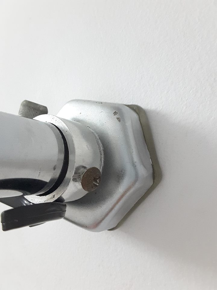 Sản phẩm chắc chắn, đẹp. Những con ốc ở chốt khóa thì bị gỉ sét. Thanh vặn có dấu hiệu lỏng lẽo. Phần mút thì bị thiếu không đủ. Giao lỗi quá.