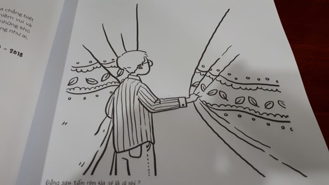 may mắn là sách mình nhận đc rất đẹp.So với giá 138k ghi trên bìa sách thì 96k wa lời r. sách có 116 trang, giấy có vẻ mỏng hơn cuốn tô bình yên 1 tẹo. ko biết tô màu nước có gặp trở ngại j ko. cuốn tô bình yên mình có tô wa màu nc r sẽ rộp giấy nếu dùng màu nước( nc nhiều ). cuốn mới thì nhìn hình vẽ rất ưng luôn cute dễ chịu sao á. đầu tư hẵn bộ 36 màu khô deli luôn :) . giết t.gian khi thất nghiệp vì dịch vậy ^^.Ai iu sách thì nên mua nhé cưng lắm