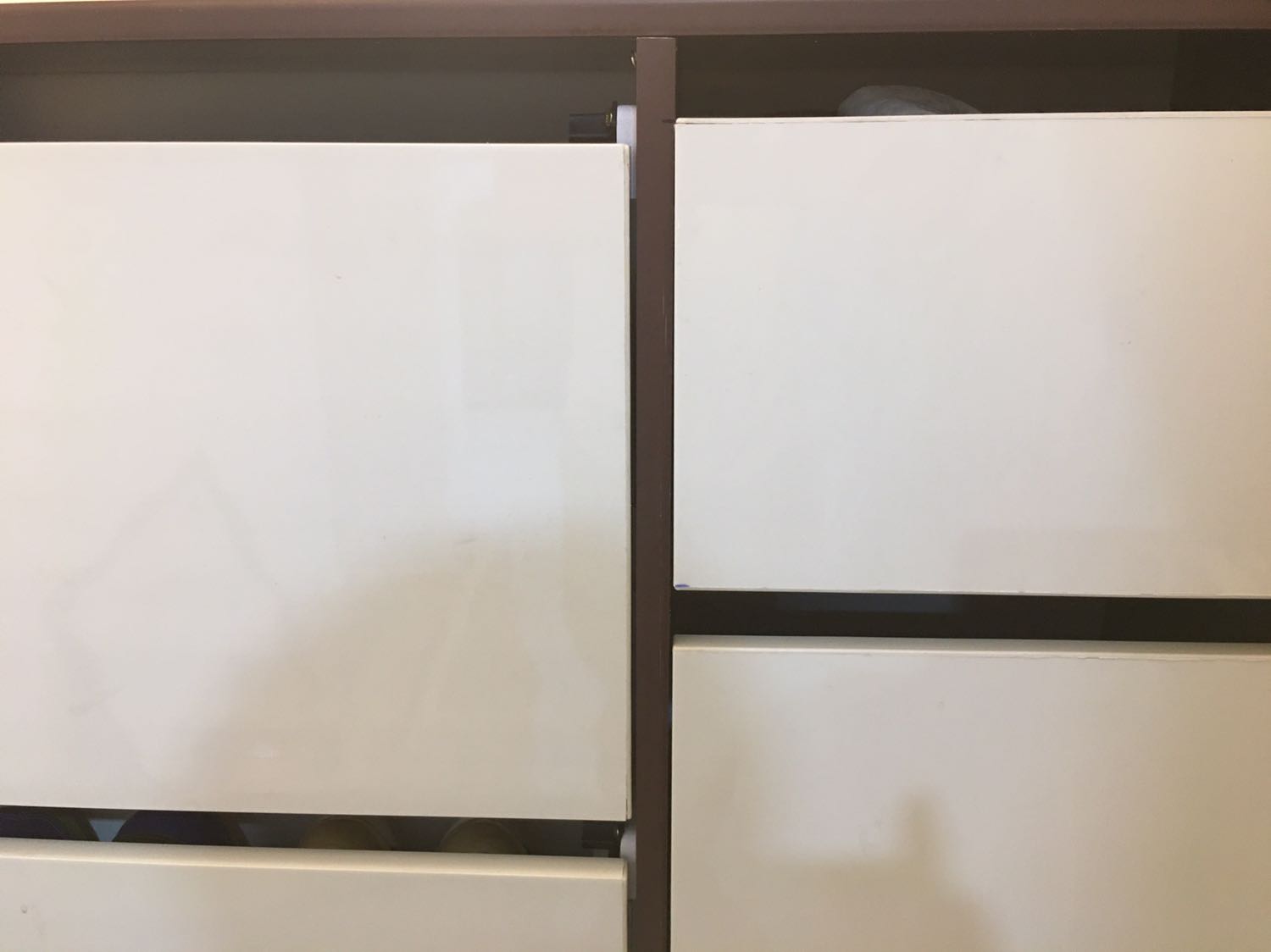 Dẫu biết rằng tiền nào của ấy nhưng với 1350k để mua 1 cái tủ giày như loại này thì quá thất vọng. 
Lắp ghép cẩu thả, nhựa cắt thừa thiếu lung tung.
Vít gắn xiên vẹo nên rất yếu ớt. Nhựa thì mỏng manh nên không thể là của Đài Loan.
Học nhỏ, không để giày người lớn được.
Sau 3 ngày cho con gái xài thì nó đã bung nắp.
Shop làm ơn đổi trả hoặc bảo hành để khách hàng còn tin tưởng.