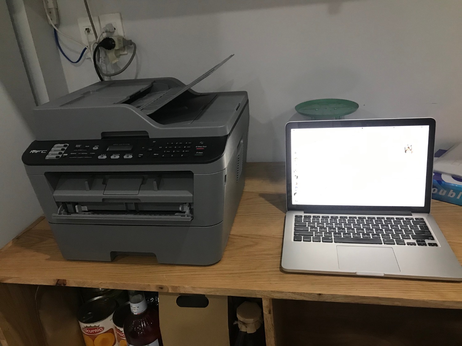 Máy in đa chức năng: fax (nhỏ lớn chưa bao giờ xài fax), in, photo, scan rút tự động và scan mặt kính. Tương thích hoàn toàn trên Mac OS (Windows là hiển nhiên), có thể in, scan từ máy Mac và điện thoại Android & iPhone, cực kì tiện dụng.
Cài đặt wifi đơn giản và nhanh chóng đến bất ngờ. Vụ này mình ám ảnh với mấy cái cài đặt của máy in Nhật nhưng mẫu này thì đánh giá là xuất sắc.
Máy trước xài L2700 không có scan, mực in cỡ 450K mà in được 5 dram giấy, khoảng 4-5 lần thì thay rom một lần. Nói chung là chi phí rẻ hơn ra tiệm in dù xài mực chính hãng và giấy xịn.
Giao hàng thì team vận hành hơi thủ thuật xíu, mình đặt TikiNOW mà báo là hàng to hẹn hôm sau. Mình bảo nếu giao sau thì trả lại phí TikiNOW thế là team vận hành mới sắp xếp giao trong buổi tối, dù ghi note là khách hẹn lại. Nói chung là hài lòng vì sự nhiệt tình của bạn shiper mà bỏ qua. Máy in đa chức năng: fax (nhỏ lớn chưa bao giờ xài fax), in, photo, scan rút tự động và scan mặt kính. Tương thích hoàn toàn trên Mac OS (Windows là hiển nhiên), có thể in, scan từ máy Mac và điện thoại Android & iPhone, cực kì tiện dụng.
Cài đặt wifi đơn giản và nhanh chóng đến bất ngờ. Vụ này mình ám ảnh với mấy cái cài đặt của máy in Nhật nhưng mẫu này thì đánh giá là xuất sắc.
Máy trước xài L2700 không có scan, mực in cỡ 450K mà in được 5 dram giấy, khoảng 4-5 lần thì thay rom một lần. Nói chung là chi phí rẻ hơn ra tiệm in dù xài mực chính hãng và giấy xịn.
Giao hàng thì team vận hành hơi thủ thuật xíu, mình đặt TikiNOW mà báo là hàng to hẹn hôm sau. Mình bảo nếu giao sau thì trả lại phí TikiNOW thế là team vận hành mới sắp xếp giao trong buổi tối, dù ghi note là khách hẹn lại. Nói chung là hài lòng vì sự nhiệt tình của bạn shiper mà bỏ qua.