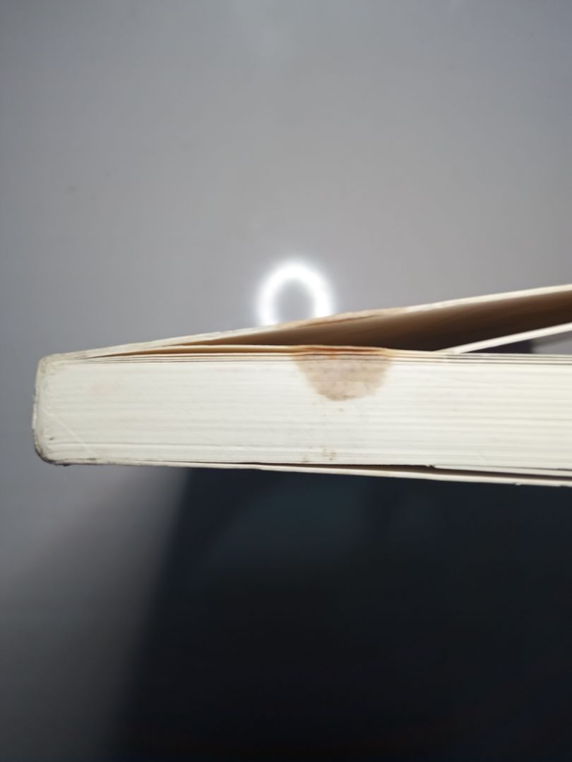 Giao hàng nhanh, đầy đủ, đóng gói kĩ. Tuy có dính vết dơ ở góc dưới, nhưng k ảnh hưởng đến chữ với trang sách, sẽ ủng hộ tiếp ❤